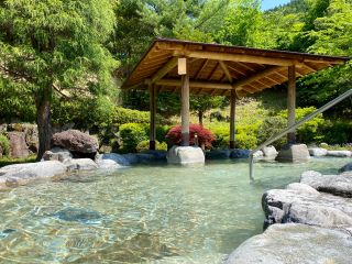 新緑の露天風呂 夜は満天の星空