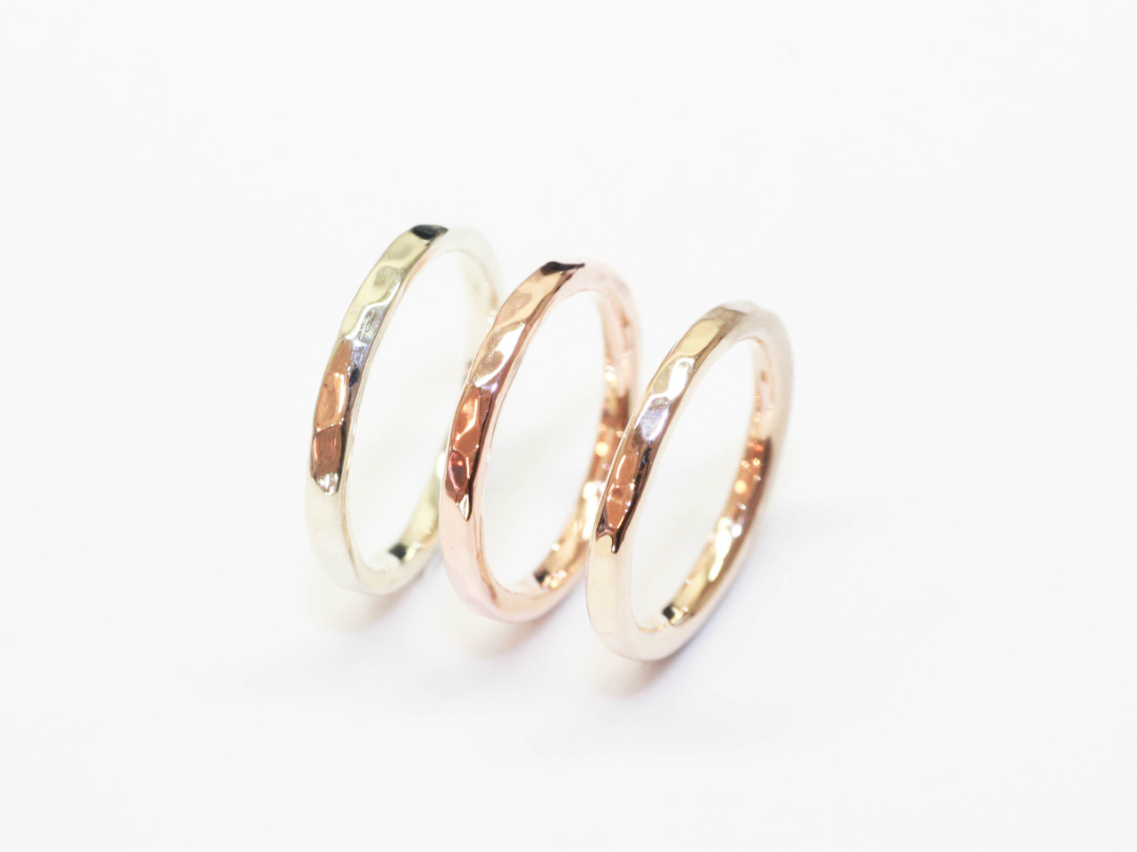 K10ゴールドの指輪です。お色はグリーン、ピンク、イエローの3色ご用意しております。ゴールドはシルバーより色の変化やくすみが緩やかですのでお手入れも簡単です。