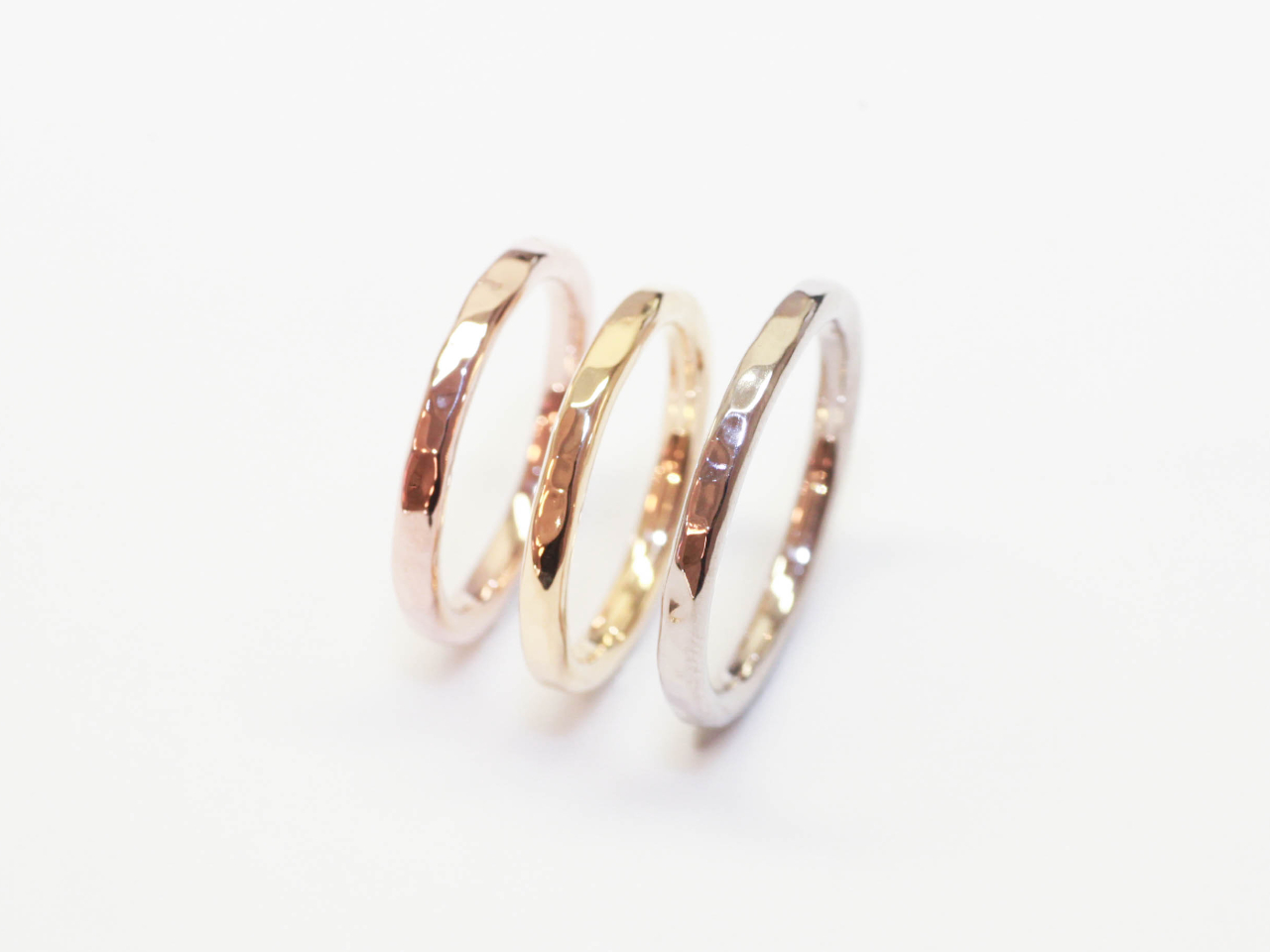 K18ゴールドです。お色はピンク、イエロー、ホワイトの3色です。ブライダルリングとしても人気のK18ゴールドは色の変化も緩やかで永くご愛用いただけます。