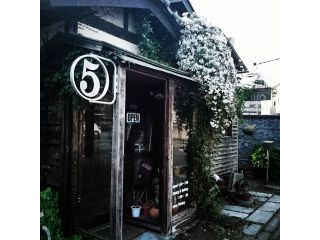 革製品「Jiro」にカフェ「cafe5」が併設されてます。体験教室後、カフェのドリンクを飲みながらひと休みしていただけます。