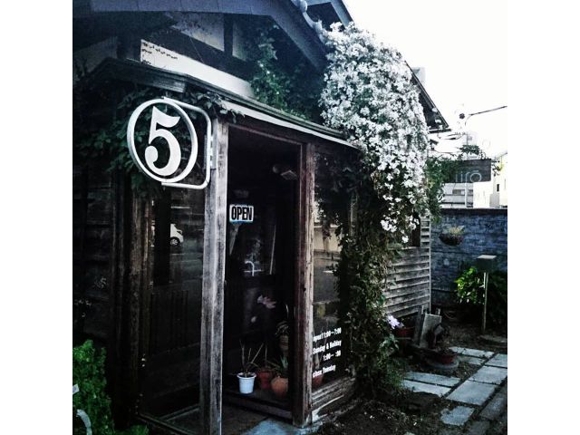 革製品「Jiro」にカフェ「cafe5」が併設されてます。体験教室後、カフェのドリンクを飲みながらひと休みしていただけます。