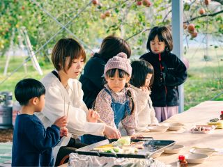 広々とした果樹園で、地場産食材を使ったBBQ