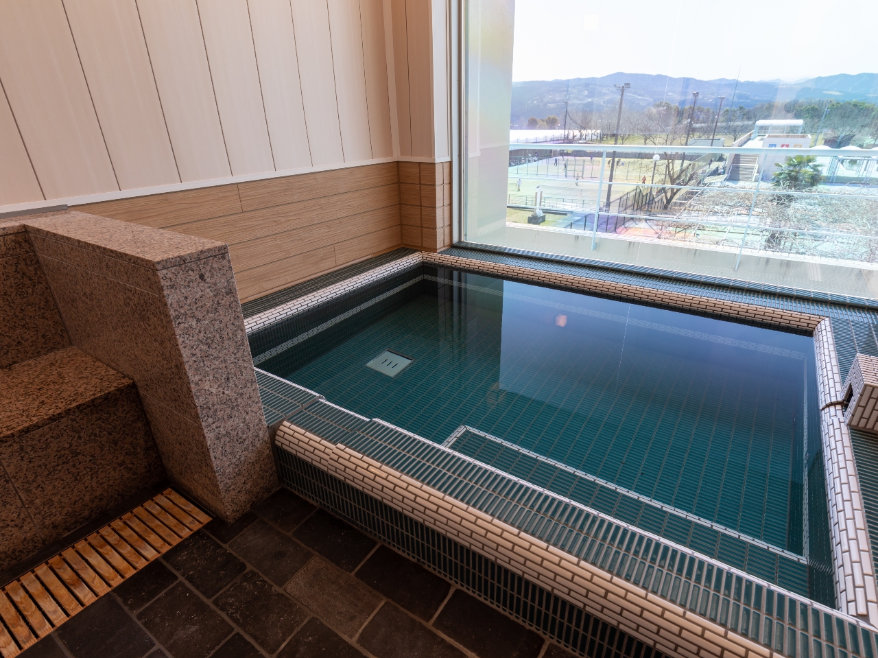 「風」レトロ調のタイルが特徴のお風呂です。