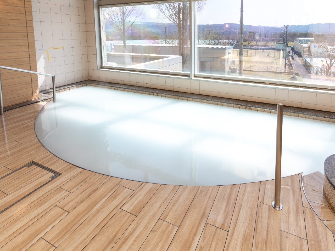 超微細な気泡が毛穴に入り込み、汚れを奥から取り除き、お肌はシルクの輝きに。