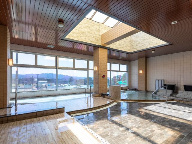 岩盤浴の後は、ゆっくり温泉でリラックス。