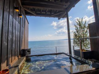 露天風呂又は内湯の完全貸切制(1時間)となります。露天には内湯はございません。内湯はシルクの湯でございます。前日17時までに要予約となります。