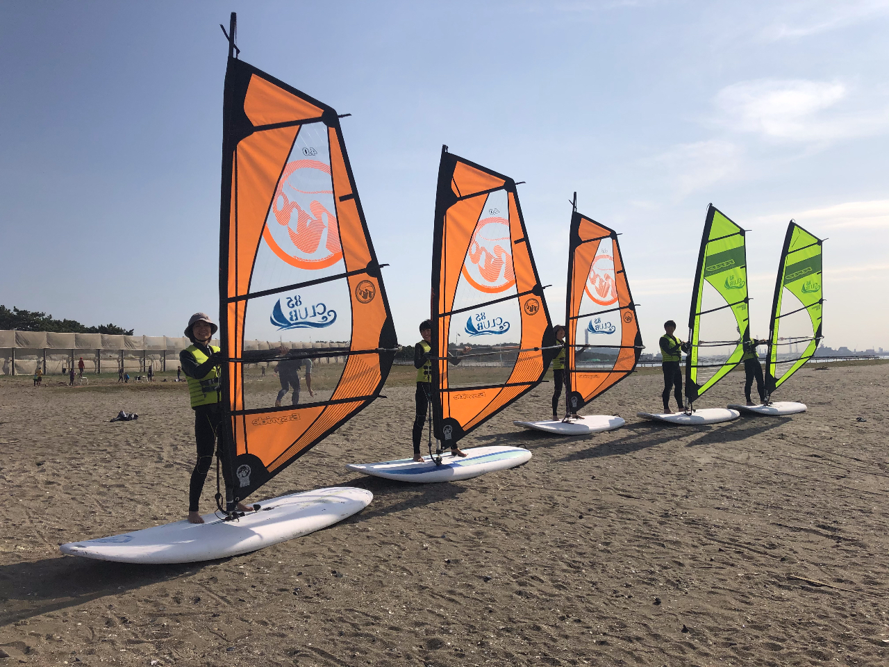 力のない女性の方でも取り扱いのしやすい軽量の道具を取り揃えてます。85CLUBでは、小学生から80歳までの幅広い年齢層の方がウィンドサーフィンを楽しんでいます。