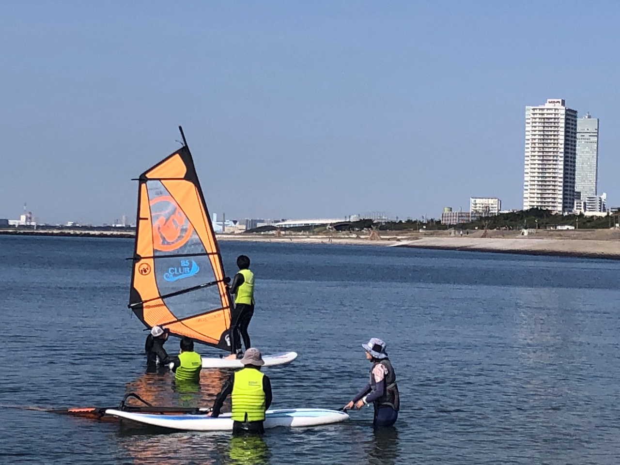 検見川浜は遠浅で波のない穏やかな日が多く、泳ぎに自信のない方でも最初は足の届く場所で安心して学べます。
