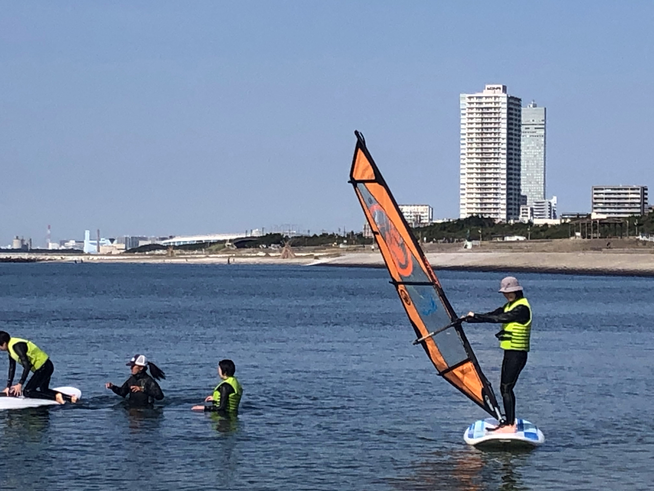 天気の良い日は正面に富士山、遠くにスカイツリー、すぐ近くには幕張やZOZOマリンスタジアムを海の上から眺めながら楽しめます。