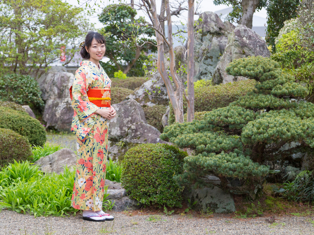 着物と庭園の調和が美しい♪