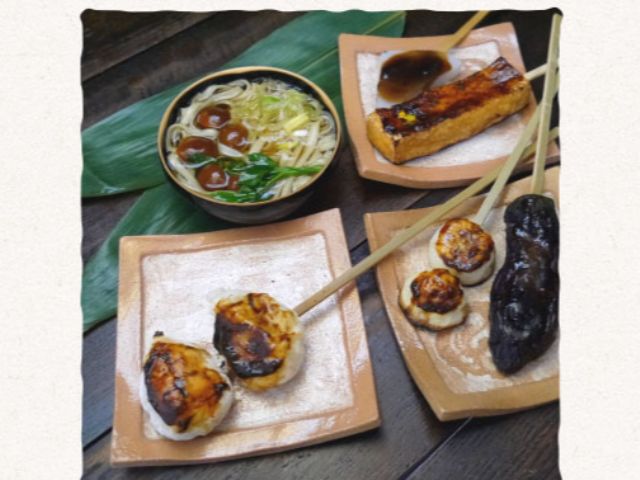 囲炉裏炭場でじっくり焼き上げた田楽セット。米沢伝統野菜" うこぎ"が入った麺もセットになっています!