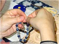 25種類の天然石から誕生石、十二支石、ご利益、色合いなど見ながら、オリジナルの腕念珠作りを体験!