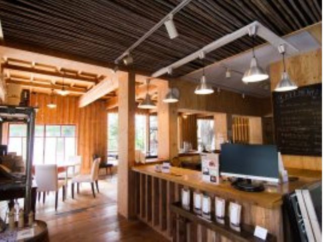 鷹山堂Fabric&coffee。お洒落な店内では、米沢織ファブリックアイテムと本格コーヒーのセレクトショップ。