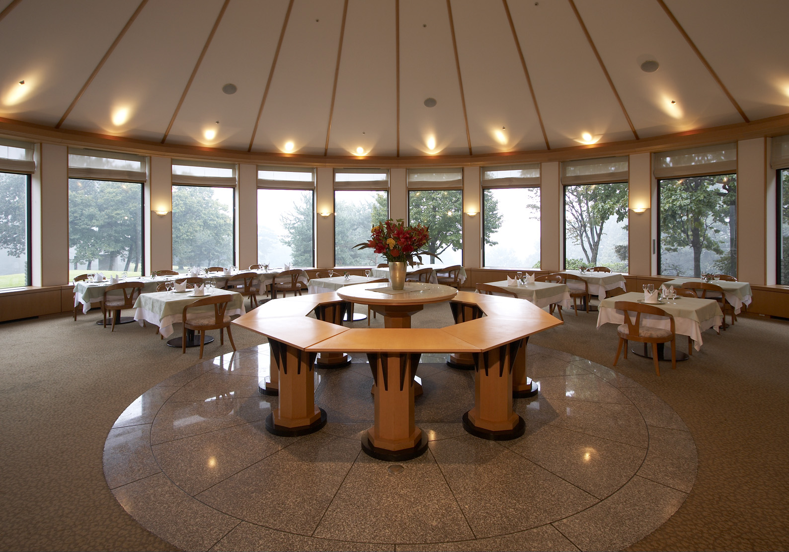 ł̂ȞR~D]̉HyB][gzê悤ȕ͋CŖ{it`𒸂܂BX̌iFɐÂɂƂґȋԂ̃XgB