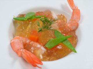 【9月〜11月末】天使の海老と温泉卵のコンソメゼリー