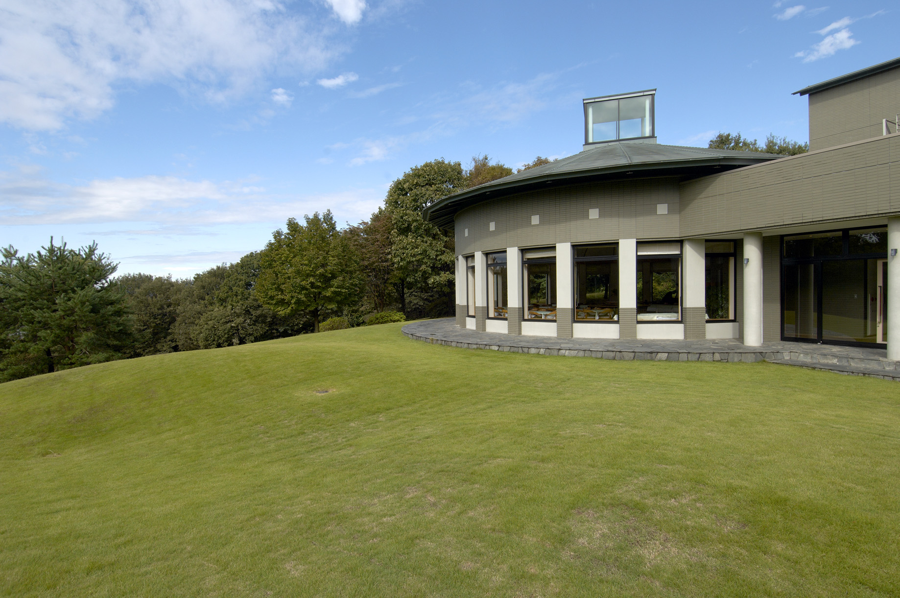 小川のせせらぎが優しく響く前橋市神沢の森。都会の喧騒から離れ、解放感に包まれたこの空間が、皆様の特別なひとときをより鮮やかに彩ります。