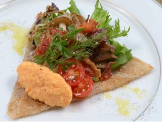 【9月〜11月末】そば粉のガレット 3種茸のマリネ添え