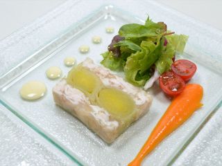 【12月〜2月末】国産鶏ささみ肉とポワロー葱のテリーヌ パプリカとトマトのソース
