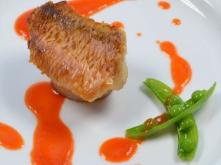 【9月〜11月末】甘鯛のうろこ焼き 赤ピーマンのソース