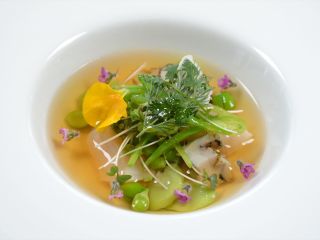 春の豆類とツブ貝、帆立のコンソメゼリー寄せ