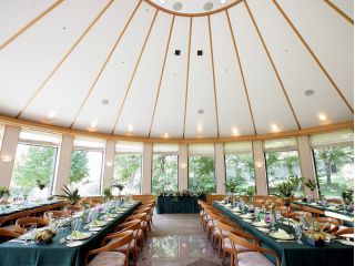 じゃらんでのお食事の口コミが好評の音羽倶楽部。リゾートホテルのような雰囲気で本格フレンチを頂けます。森の景色に静かにとけこむ贅沢な空間のレストラン。