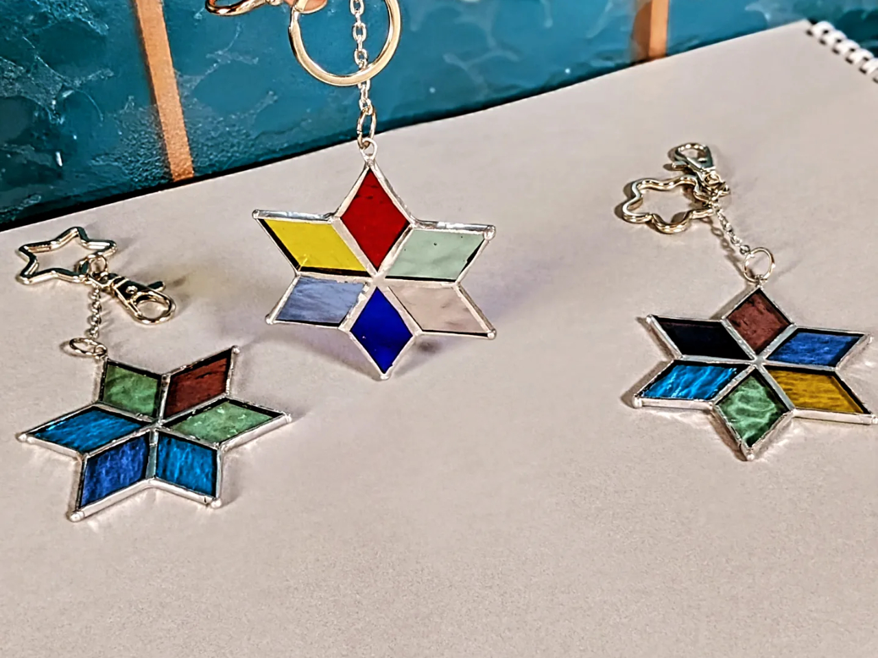 ステンドグラス・キーホルダー＊】自然光でキラキラ輝いて綺麗