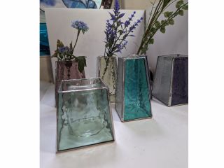 ガラス1枚1枚に専用のテープを巻いていきます。