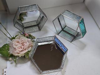 ガラス1枚1枚に専用のテープを巻いていきます。