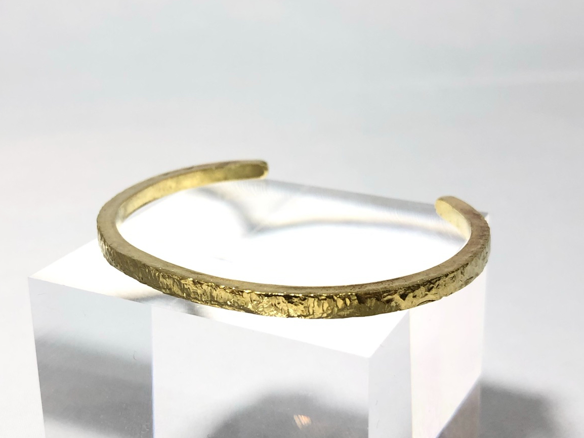 いろいろなデザインのバングルを製作出来ます。