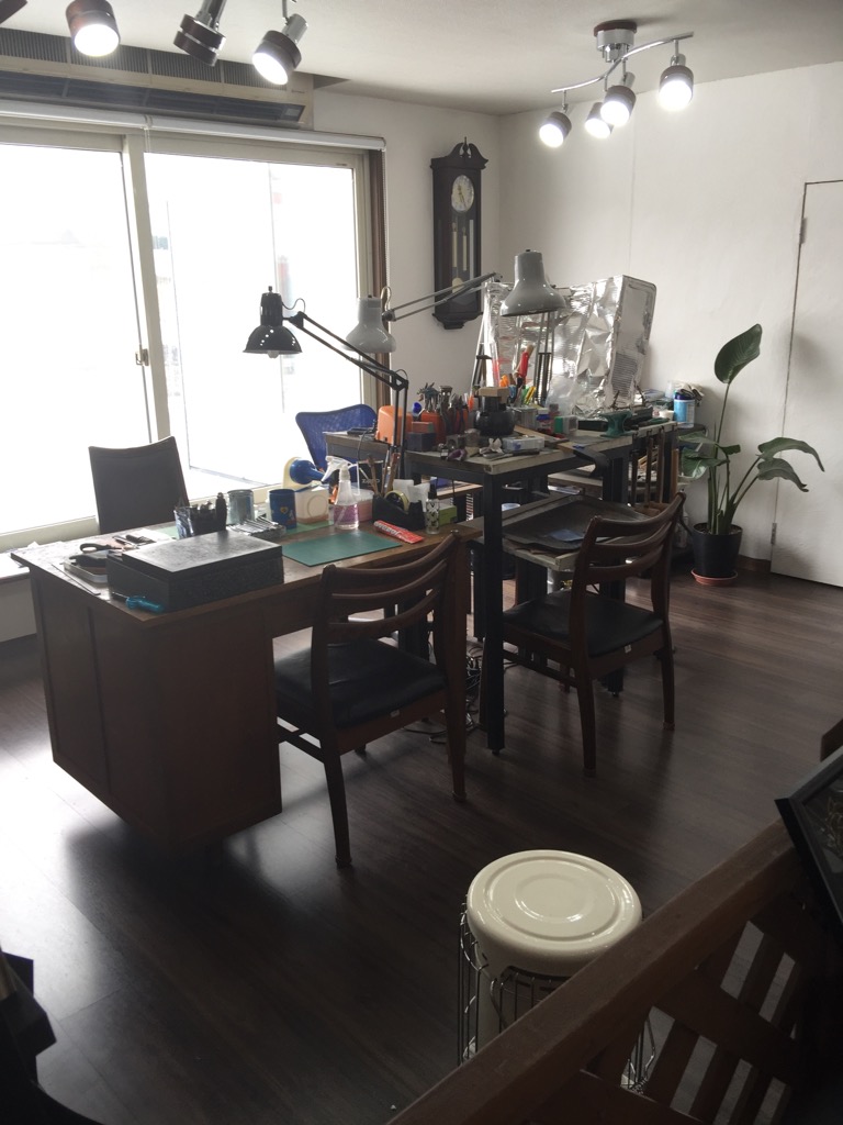 店内のこちらの工房で製作していただきます。