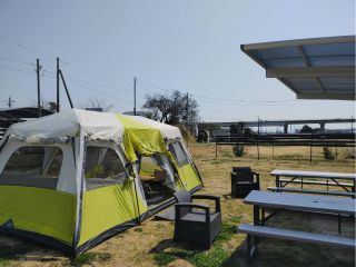 芝生の上に寝そべって広がる空を眺めながらゆったりとBBQを楽しもう!