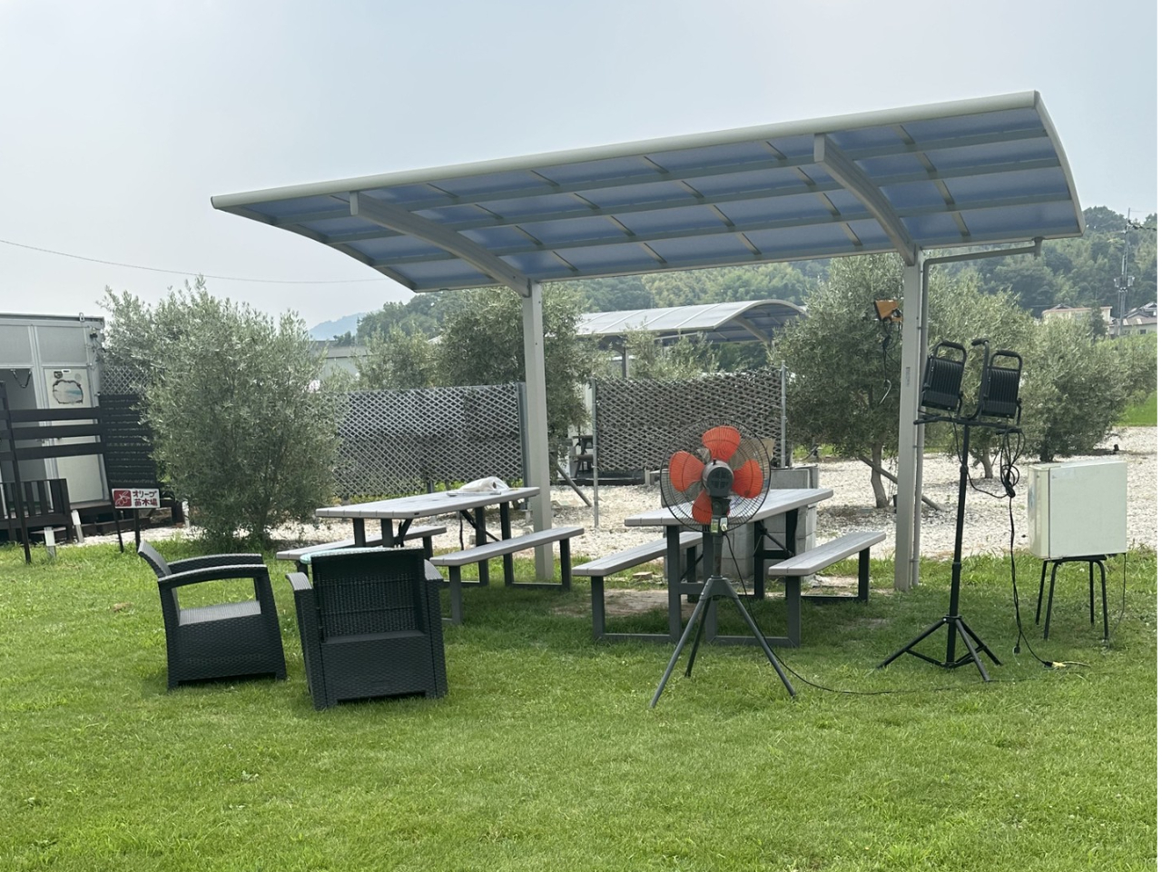 �J�[�|�[�g��ݒu�������܂����B�J�̓��ł�BBQ�����y���݂��������܂��B