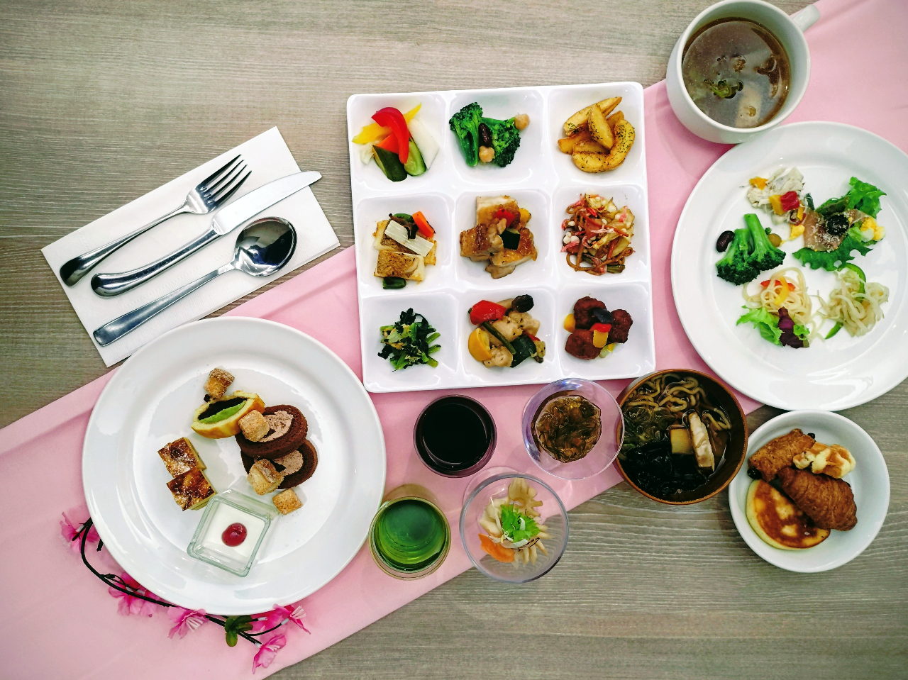 【割引でお得にランチ♪】【全50種類♪食べ飲み放題90分】ライブキッチンで日替り...