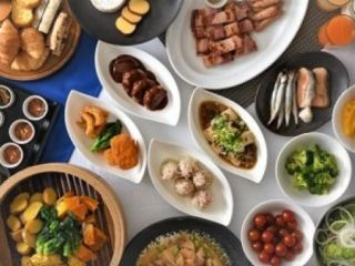 温かいソーセージ、ベーコンをはじめ、グラタン・ザンギ・焼き野菜と盛りだくさん