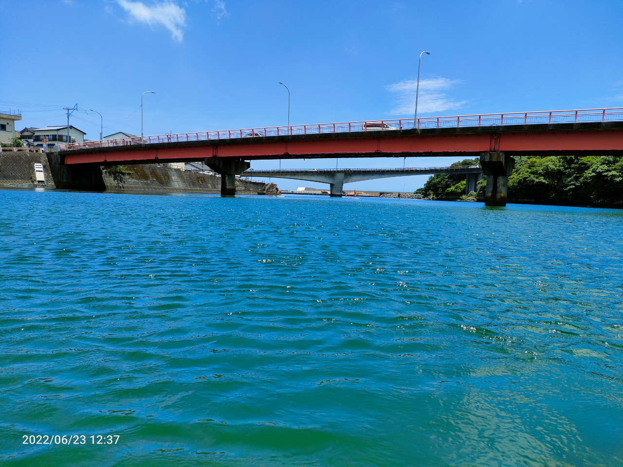 カヤックのスタート地点の目印は、この赤い橋です。ここから山側にむけて漕ぎ始めます♪