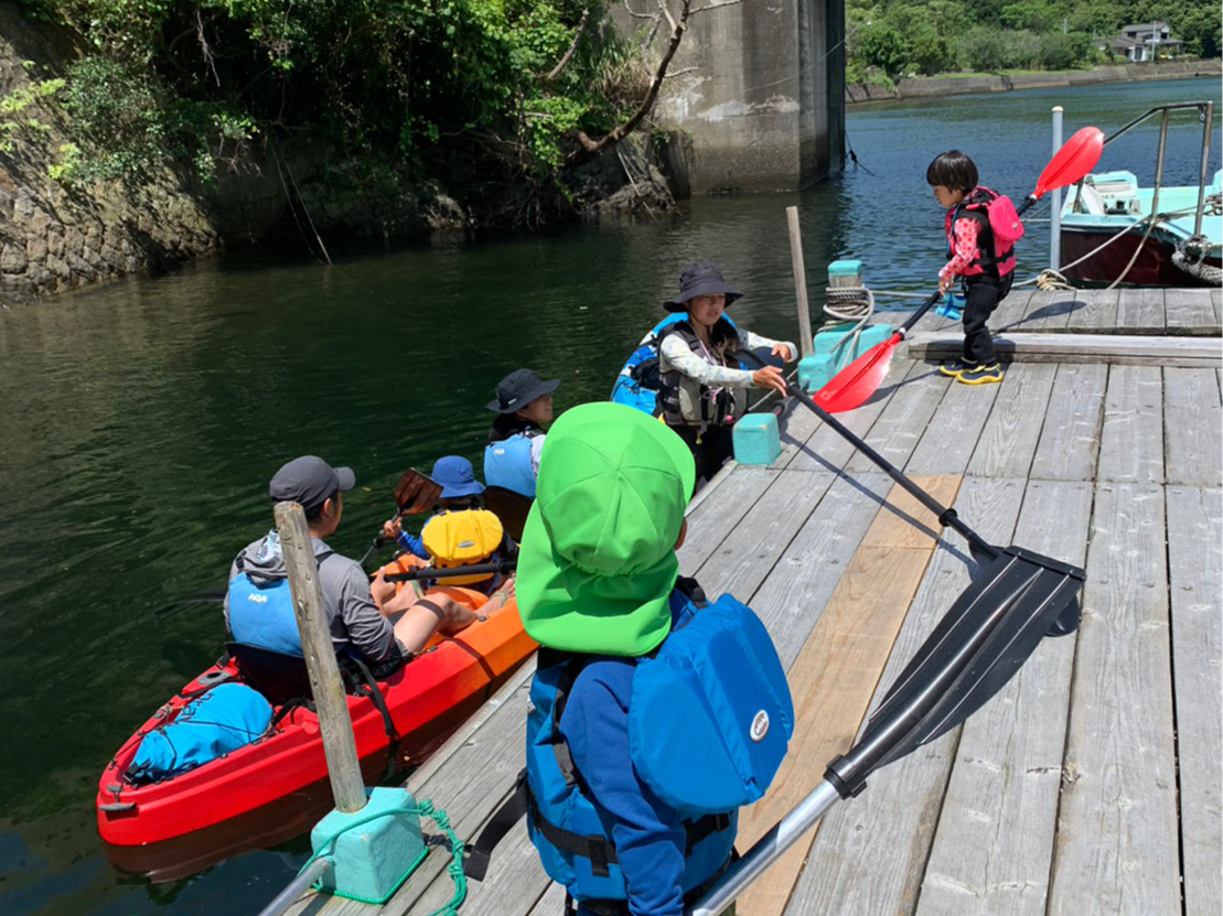 赤い橋の下の桟橋から、順番に参加者の皆さんをカヤックに乗せていきます。ワクワクです!!