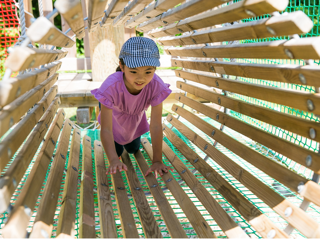 身体を小さくしてくぐったり・・・