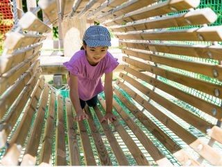 身体を小さくしてくぐったり・・・