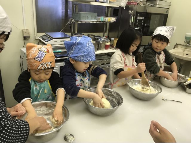 必死にパンを作る子供たち!!!