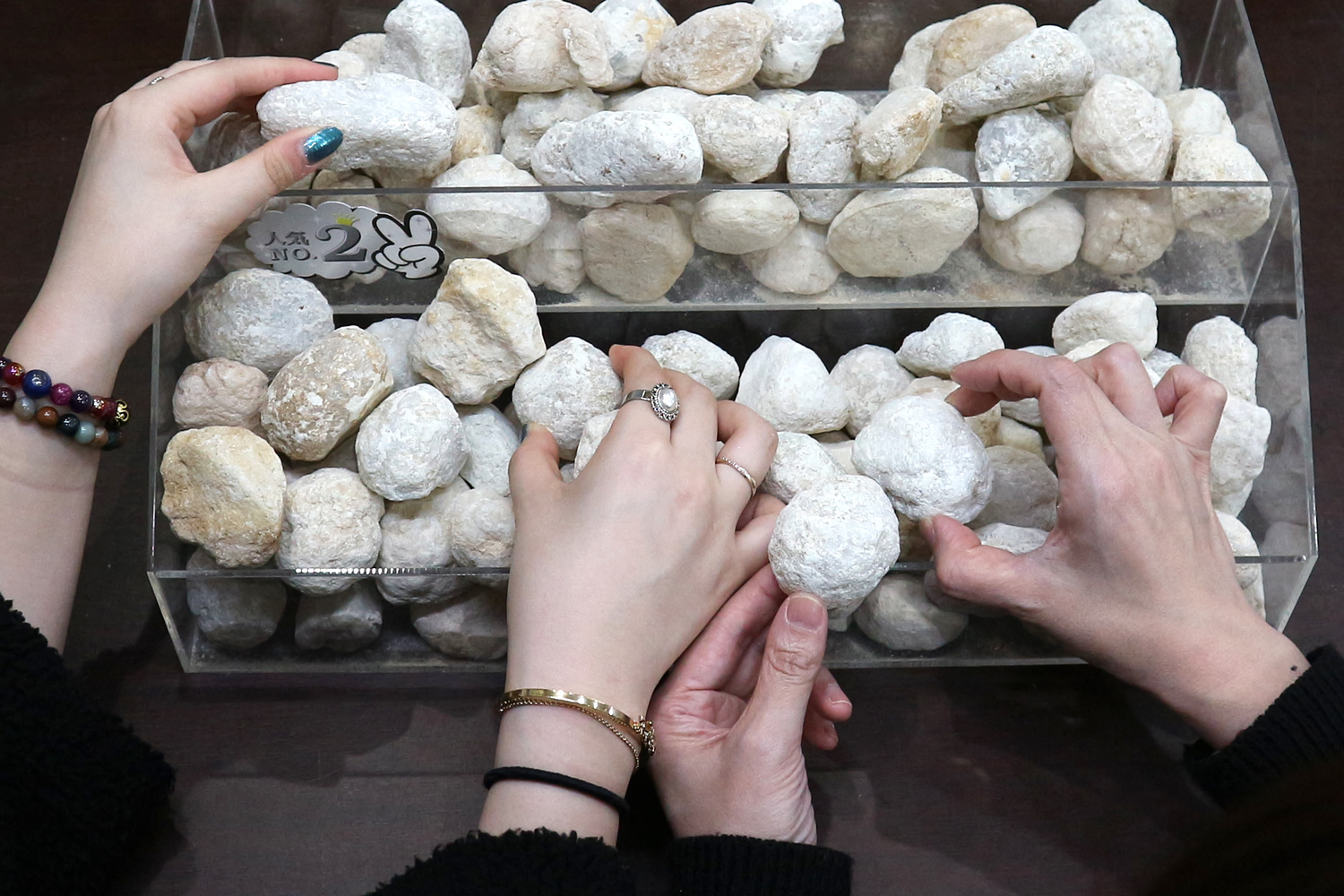 【運試しにもおすすめ!原石を探せ☆水晶ジオード(晶洞)割り体験】~カップル・女性...