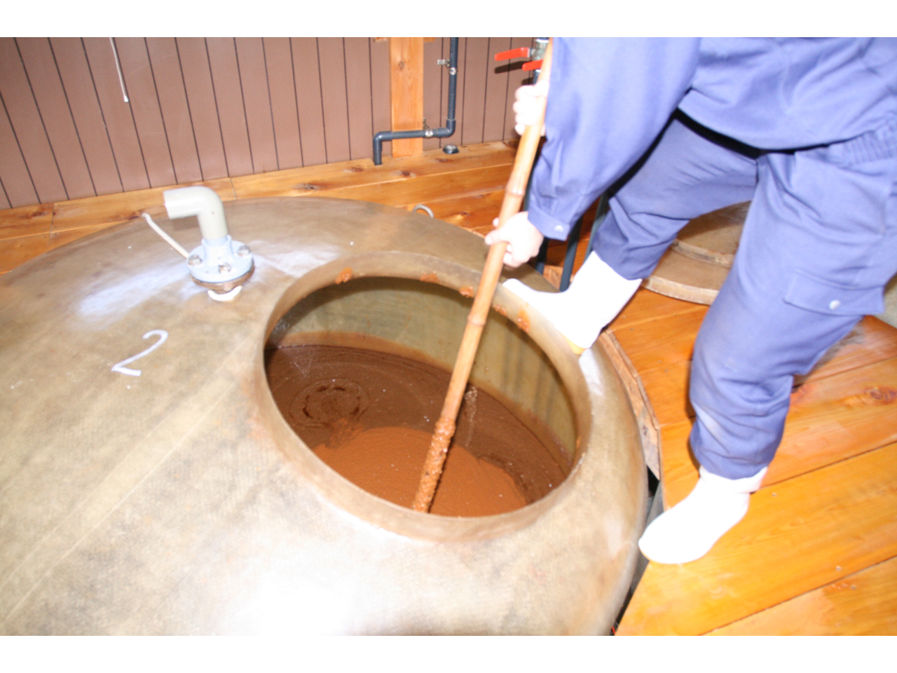 醤油を絞る前の「諸味(もろみ)」の攪拌体験ができます。普段食べる醤油とは、香り・味・色が違いますよ。