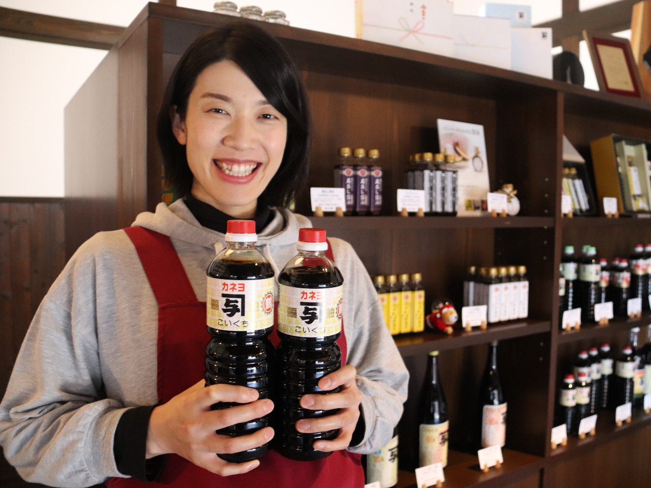 カネヨ醤油の若女将が蔵見学をご案内します。