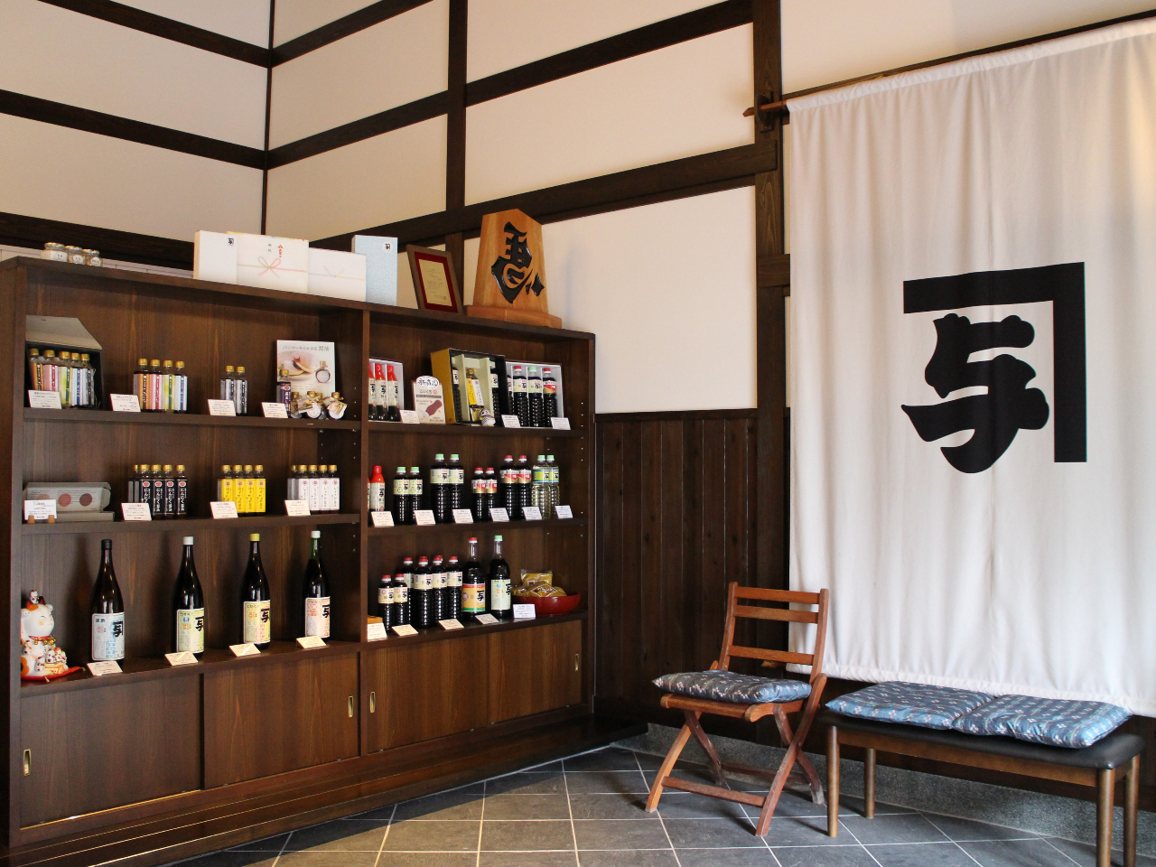 蔵見学の後は、直売所でゆっくりお買い物いただけます。カネヨ醤油の商品がそろっています。