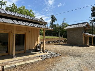 今井浜オレンジヒルズフィールド、ゲート入り口にはシンボルの石蔵(伊豆石の石蔵を移築しました)左手には作業棟(トイレ、キッチンがございます)があります