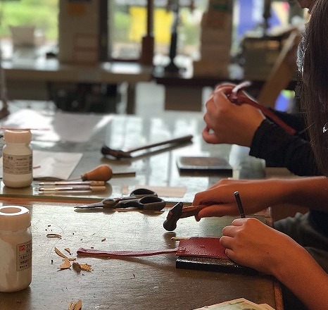 パスケース 穴あけ作業