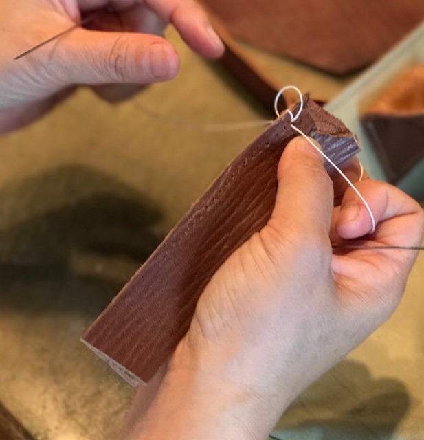 手縫い作業