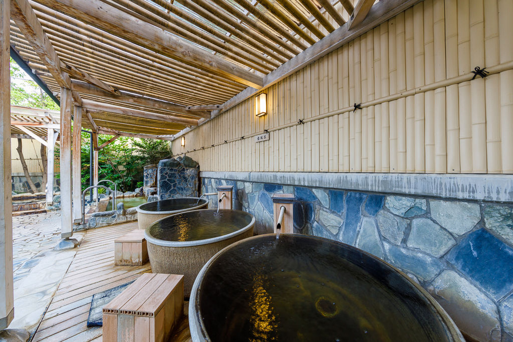 つぼ湯:一人で入る壺風呂は、湯をあふれ出させて「ぜいたく感」を味わえるお風呂です♪