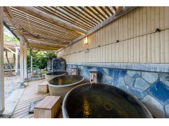 つぼ湯:一人で入る壺風呂は、湯をあふれ出させて「ぜいたく感」を味わえるお風呂です♪