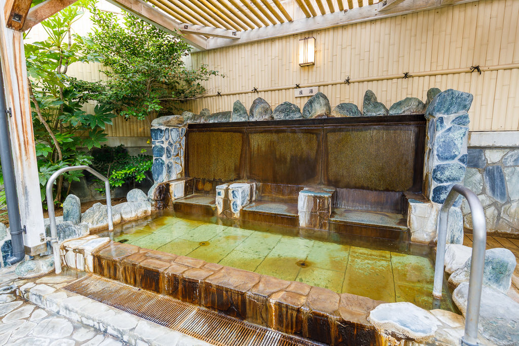 座湯:背もたれより湯があふれ出て、体を温めます♪