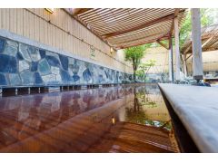 ごろりん湯:流れるお湯の上にごろりんと寝ころび、休息のひとときを